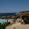 Piscina e sentiero con vista mare.
