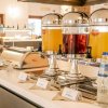 Distributori di bevande e acqua in un buffet.