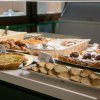 Buffet di dolci assortiti su un tavolo.