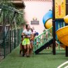 Bambini che giocano in un parco giochi all'aperto.