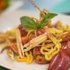 Piatto di pasta con frutti di mare e basilico.