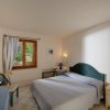 Camera da letto semplice con finestra e letto matrimoniale.