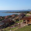 Case sul pendio con vista mare.