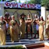Sei persone in costumi egiziani dorati con scenografia a tema Baia Verde.