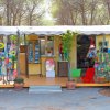 Negozio all'aperto con giochi e accessori colorati.