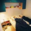 Camera da letto con letto matrimoniale e bambini addormentati.